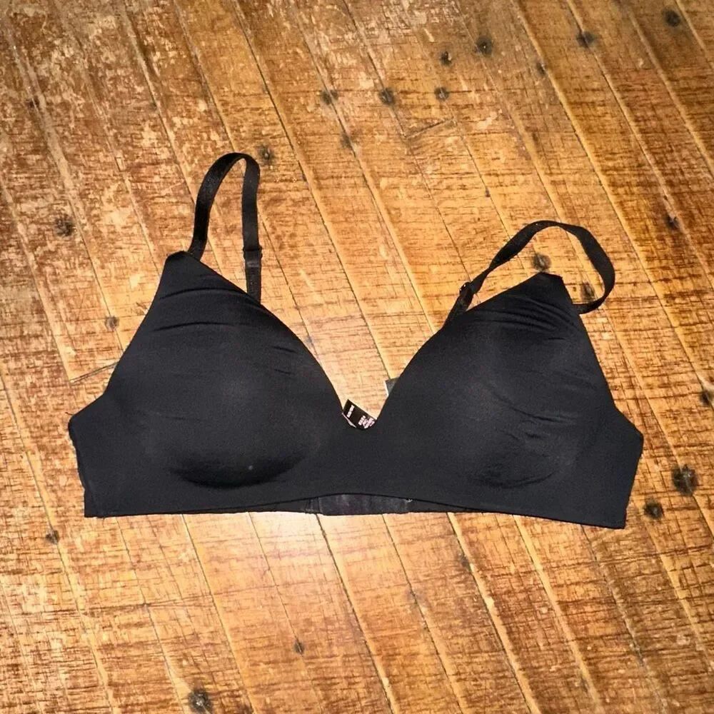 Victoria’s Secret T-shirt lightly lined wireless 34B black bra